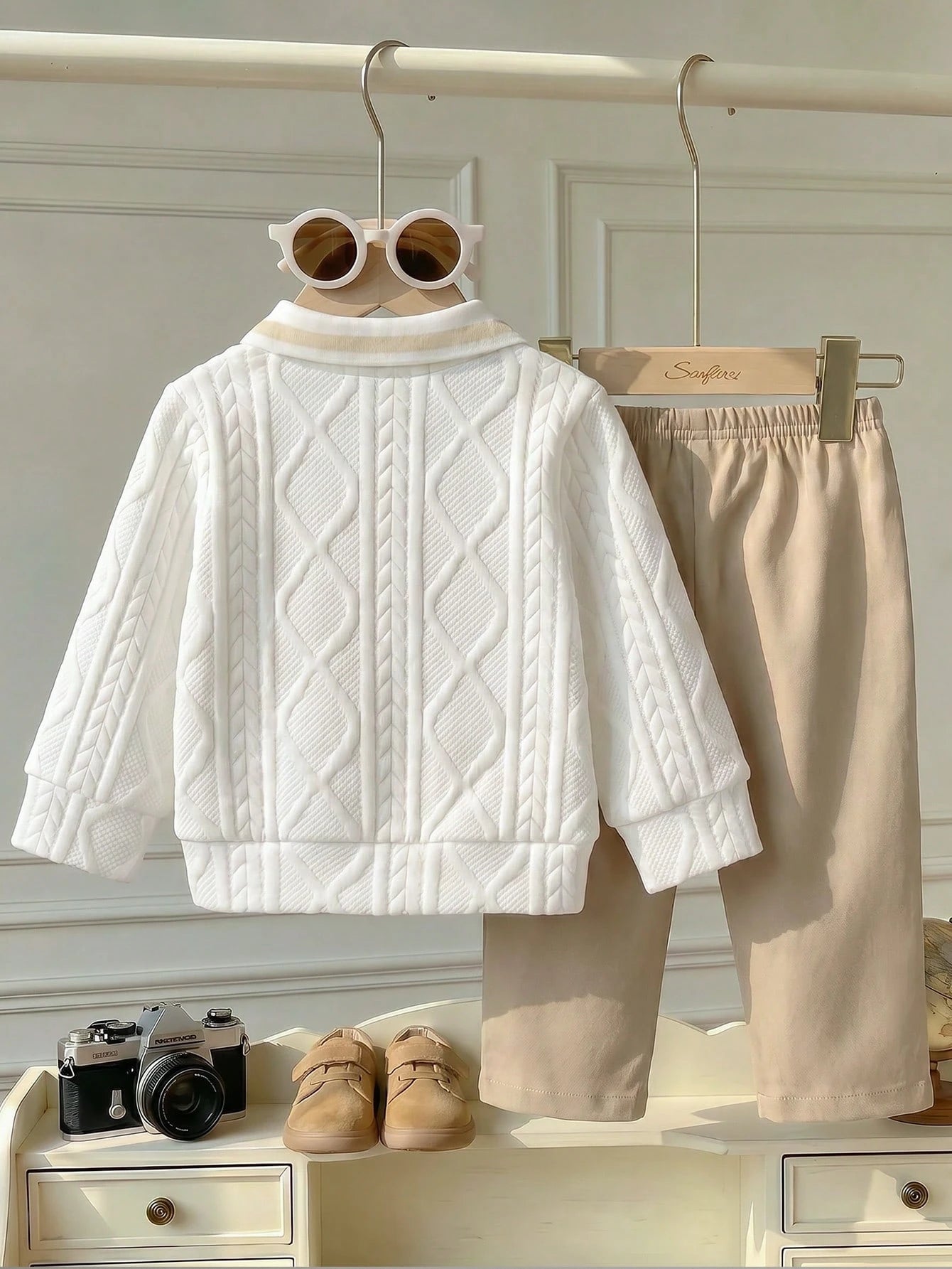 Prenda blanca conjunto para bebe con suéter texturizado y pantalón caqui vista trasera