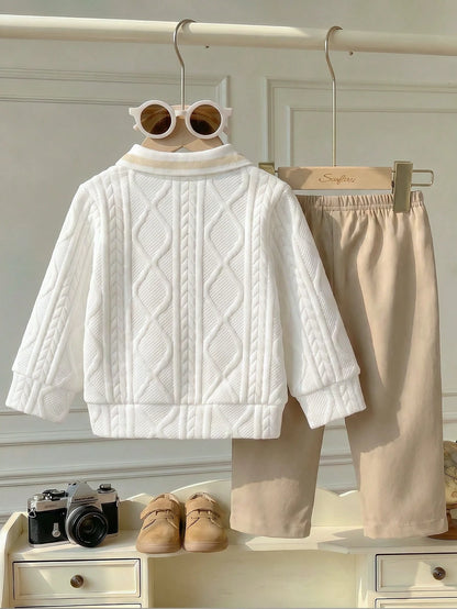 Prenda blanca conjunto para bebe con suéter texturizado y pantalón caqui vista trasera