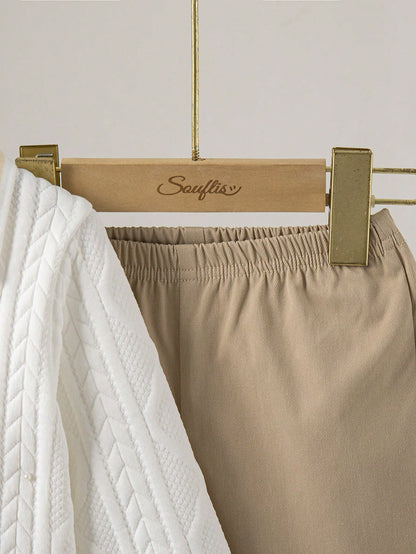 Prenda caqui conjunto para bebe con detalle de cintura elástica del pantalón