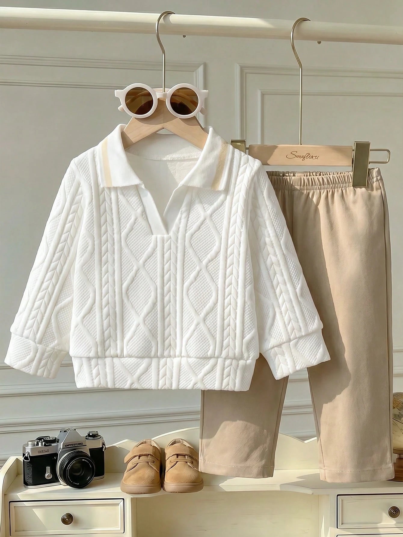 Prenda blanca conjunto para bebe con suéter polo texturizado y pantalón caqui vista frontal