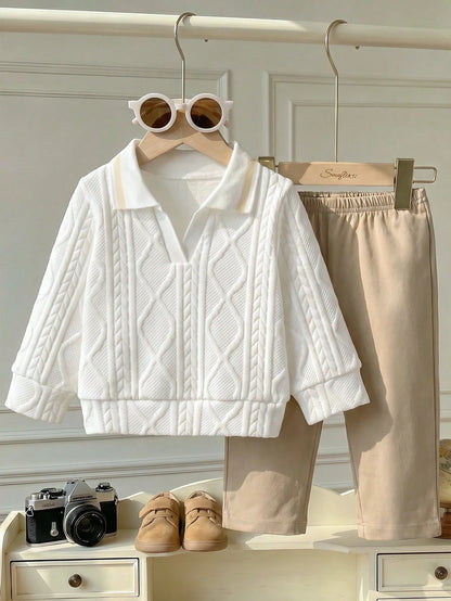 Prenda blanca conjunto para bebe con suéter polo texturizado y pantalón caqui vista frontal