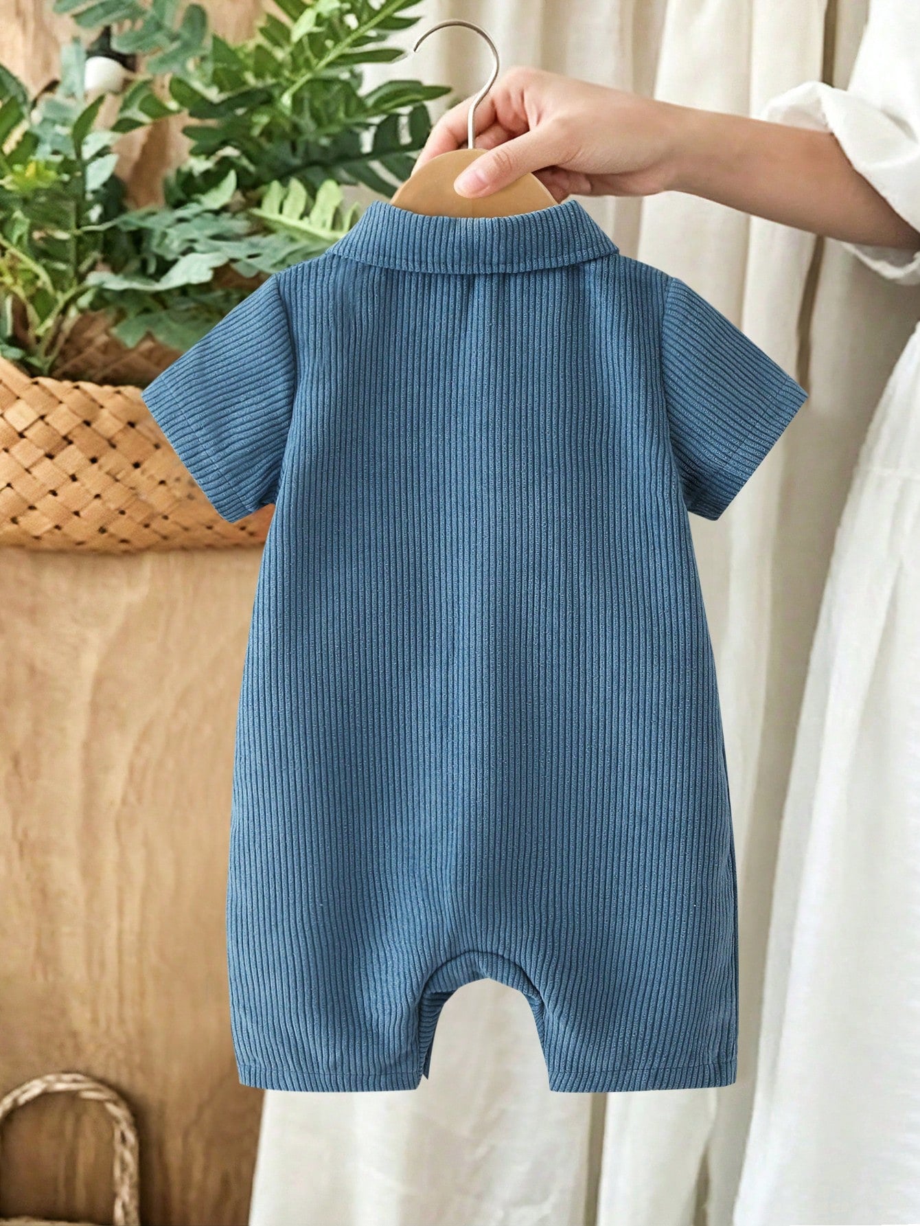 Prenda azul mameluco para bebe de manga corta vista trasera