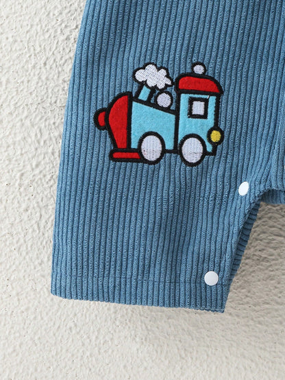 Prenda azul mameluco para bebe con estampado de tren detalle inferior