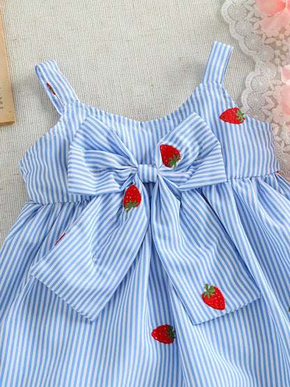 Prenda celeste vestido para bebe con detalle de lazo delantero y bordado de fresa