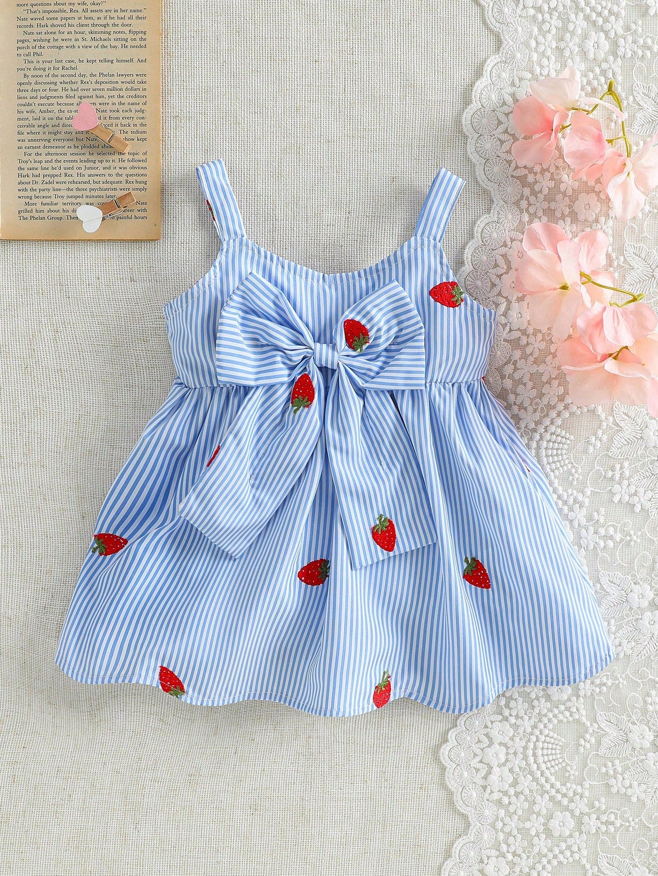 Prenda celeste vestido para bebe con lazo grande y bordado de fresas vista frontal