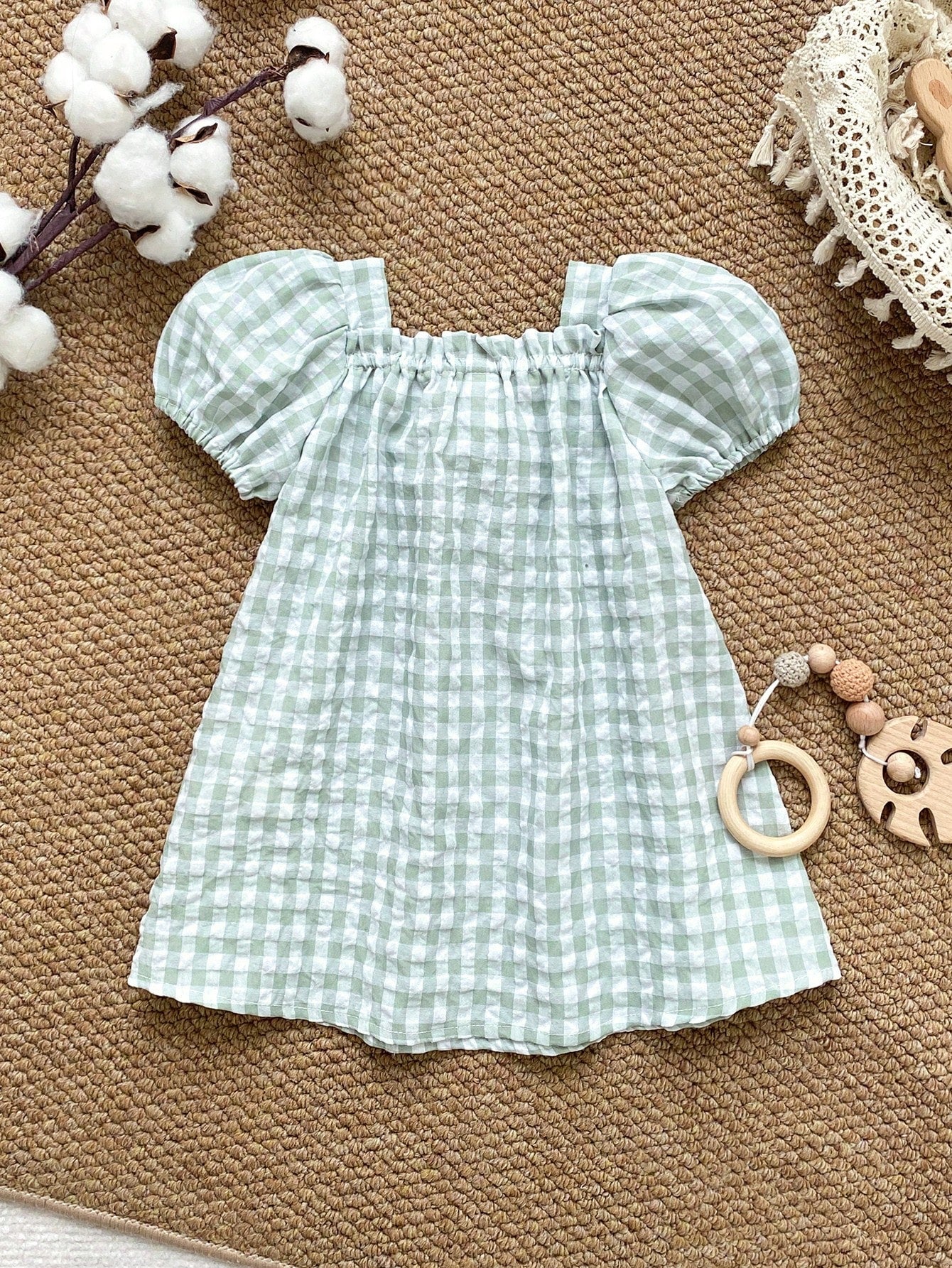 Prenda verde vestido para bebe a cuadros vista posterior