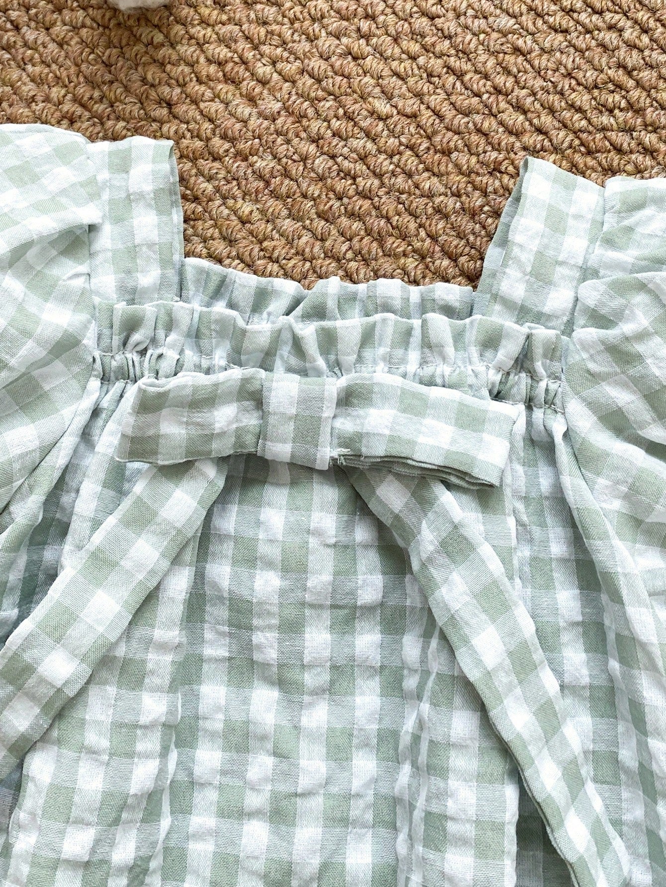 Prenda verde vestido para bebe con detalle de lazo y escote cuadrado