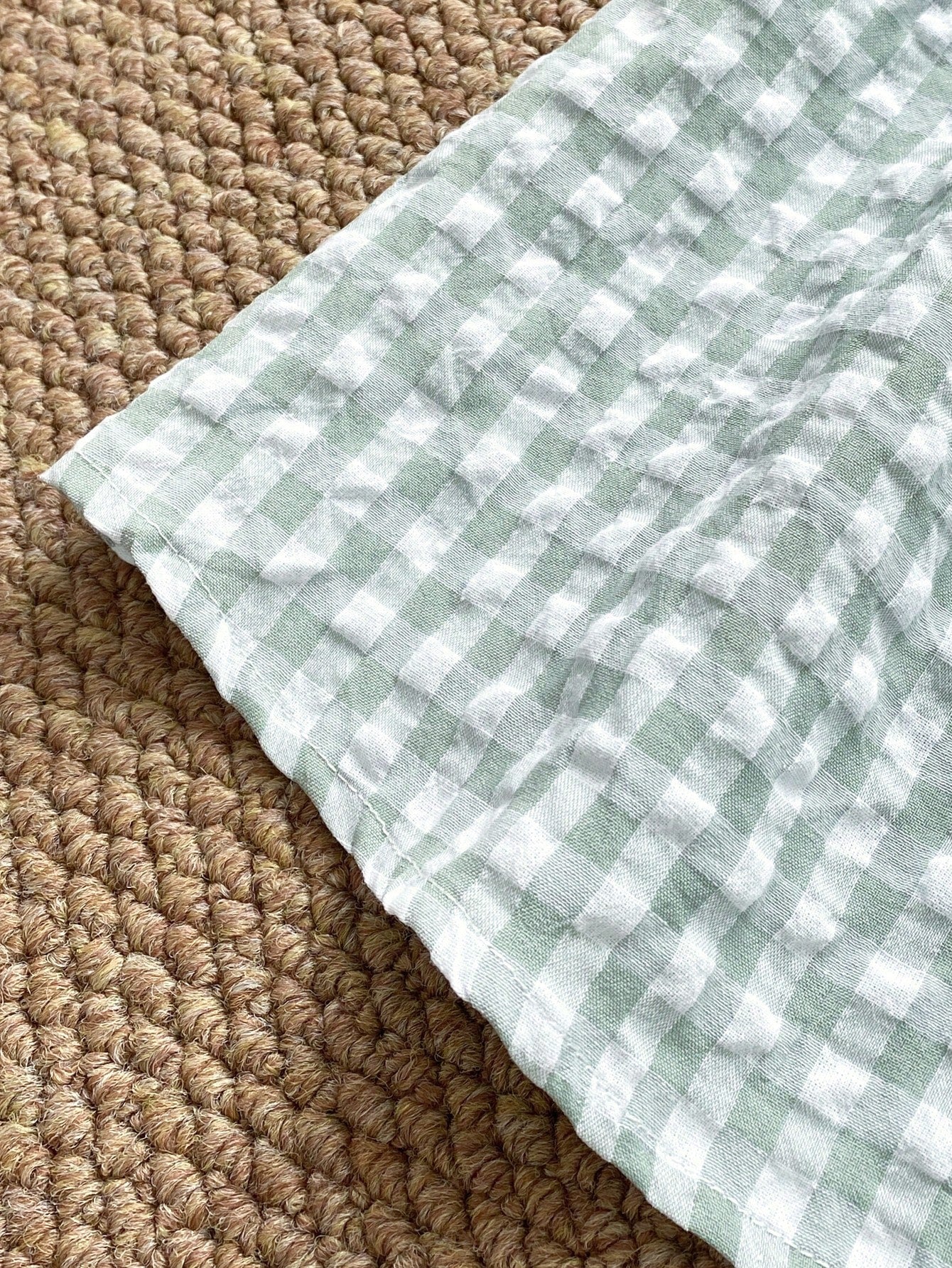 Prenda verde vestido para bebe con detalle de tela a cuadros y acabado del ruedo