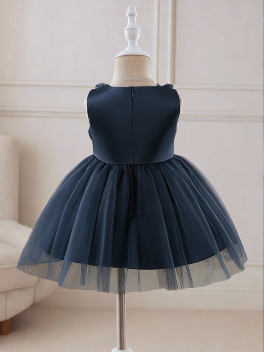 Prenda azul marino vestido para bebe con cierre posterior y falda de tul voluminoso vista trasera
