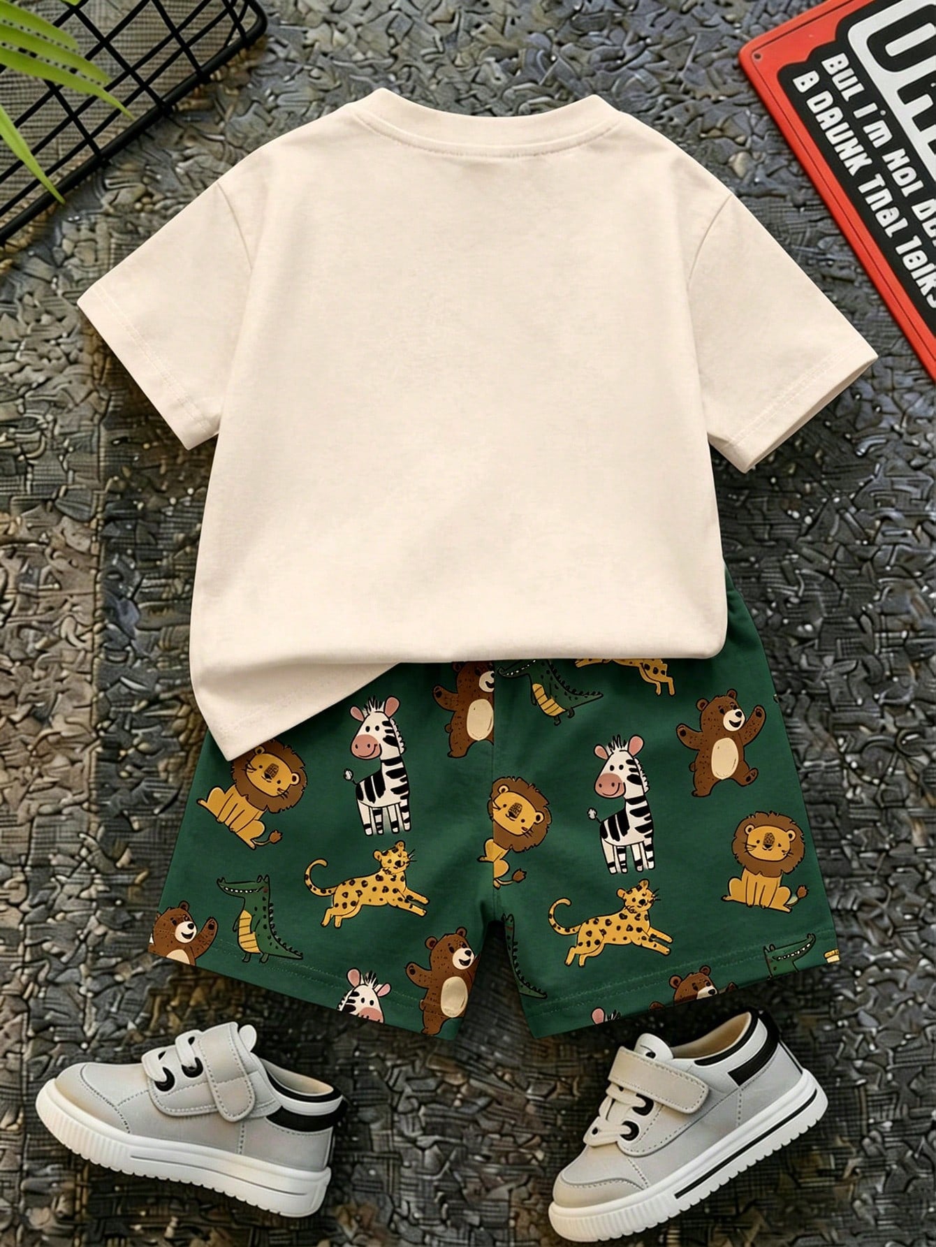 Prenda beige y verde conjunto para bebe con camiseta lisa en la espalda vista trasera