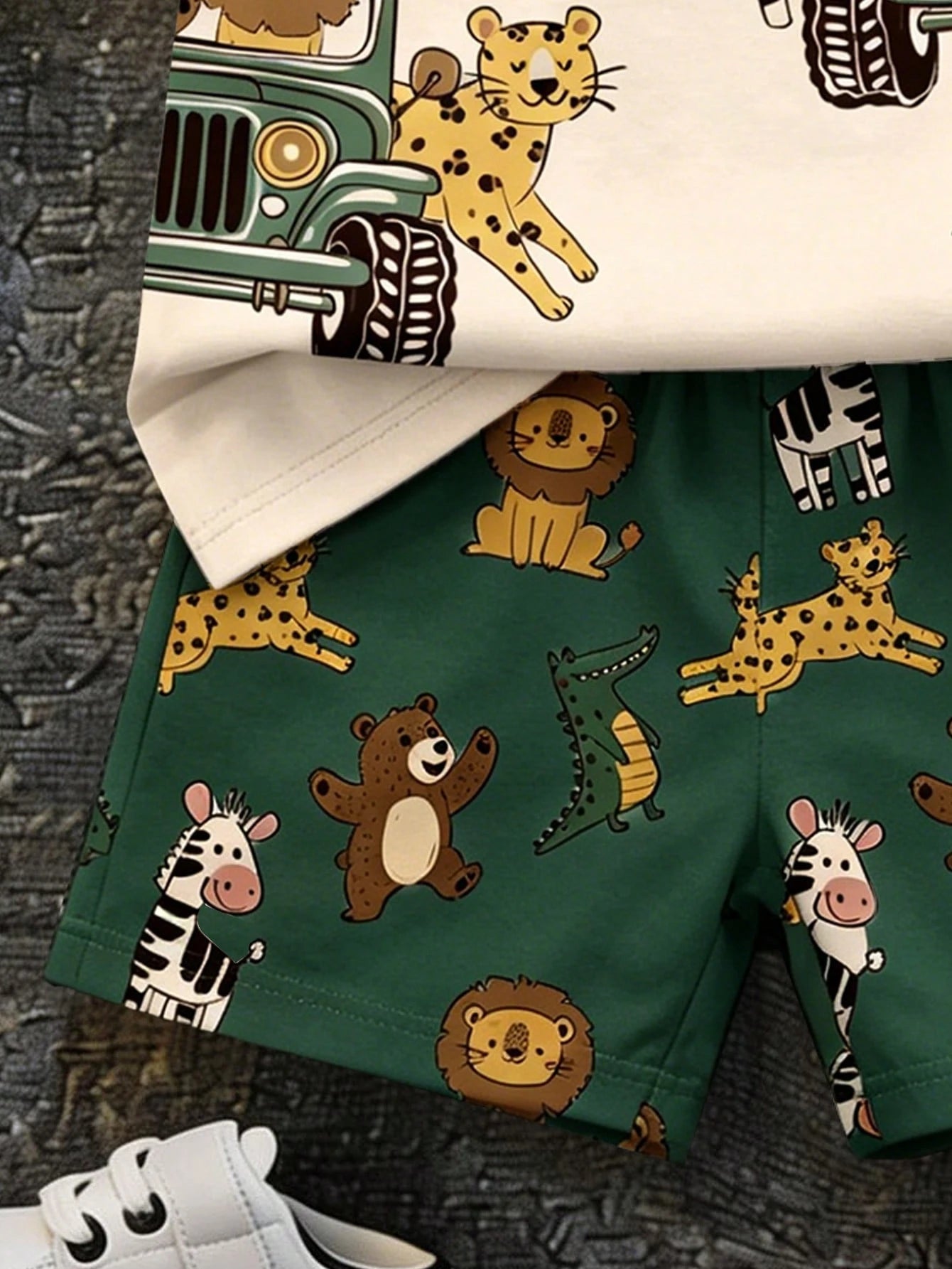 Prenda verde pantalones cortos para bebe con estampado de animales safari