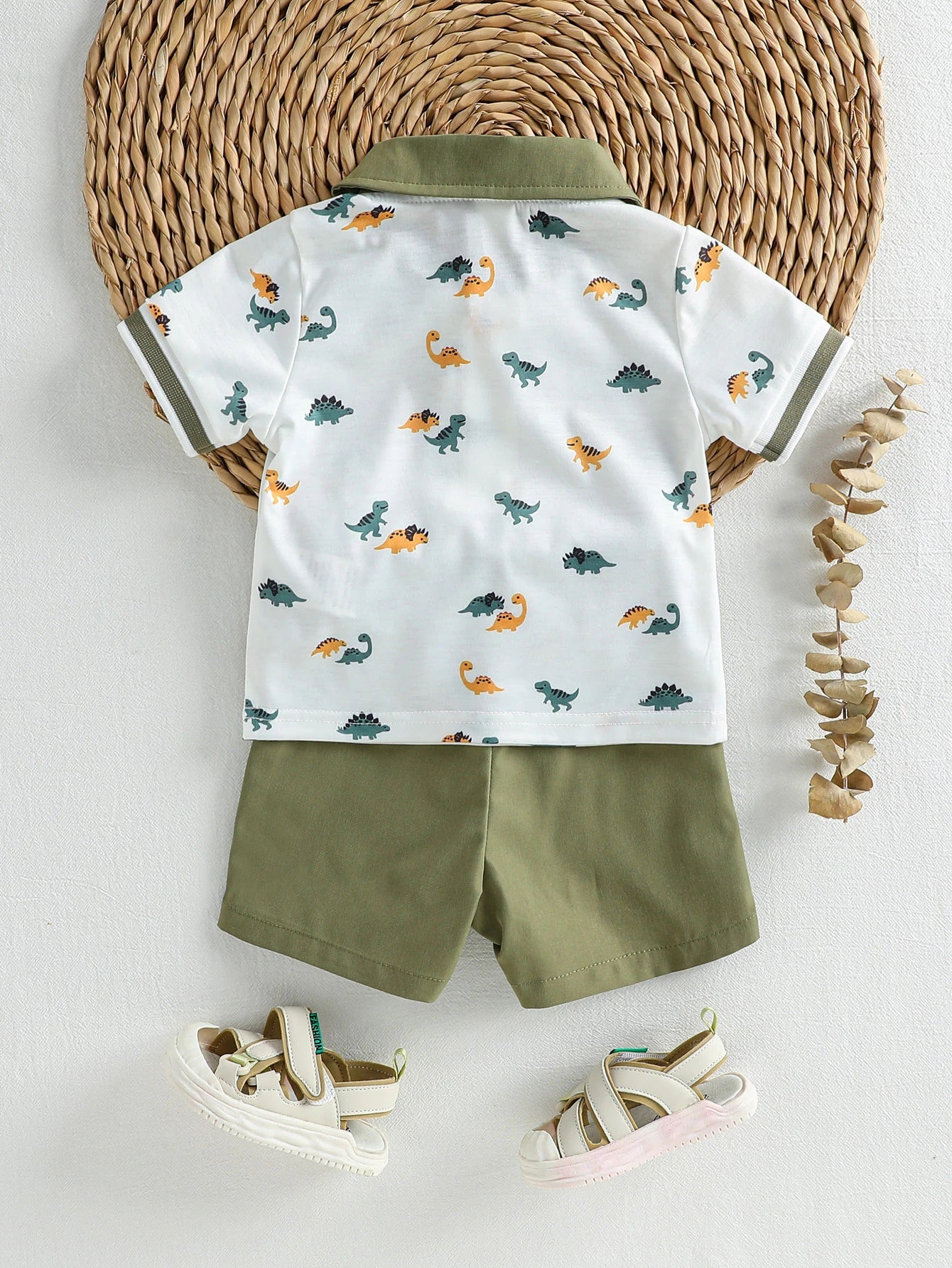 Prenda verde militar conjunto para bebe con polo de dinosaurios vista trasera