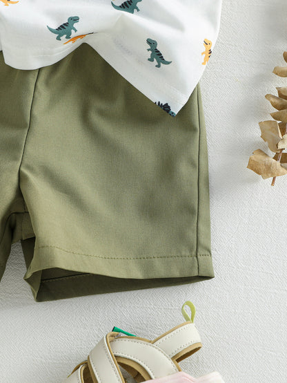 Prenda verde militar conjunto para bebe con detalle del acabado de los shorts