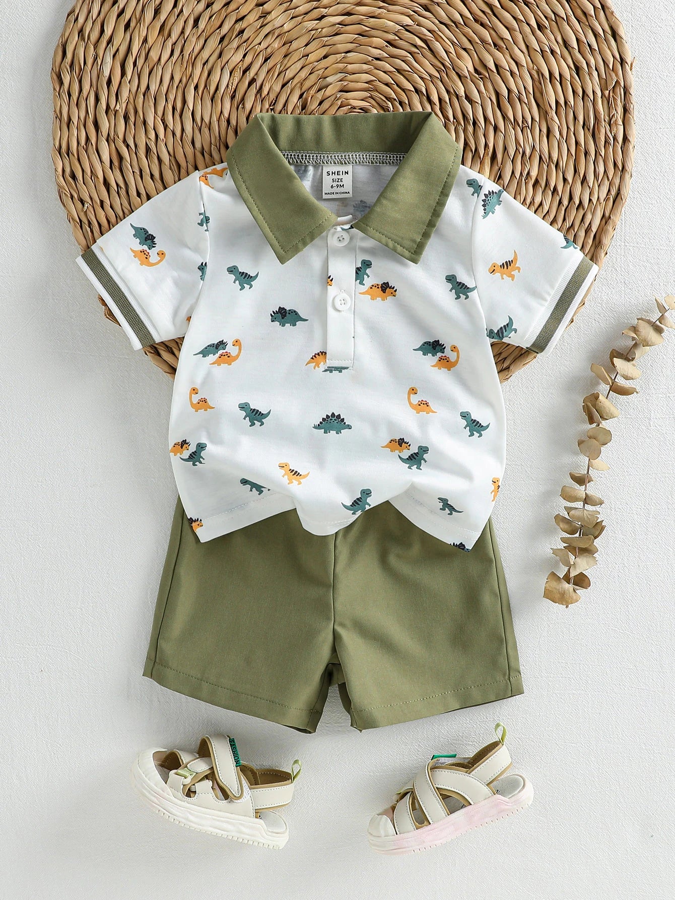 Prenda verde militar conjunto para bebe con polo de dinosaurios vista frontal