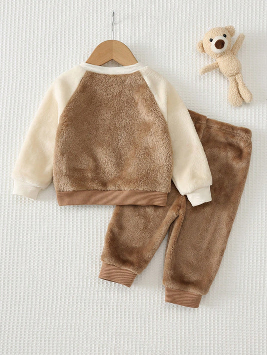 Prenda café conjunto afelpado para bebe vista trasera