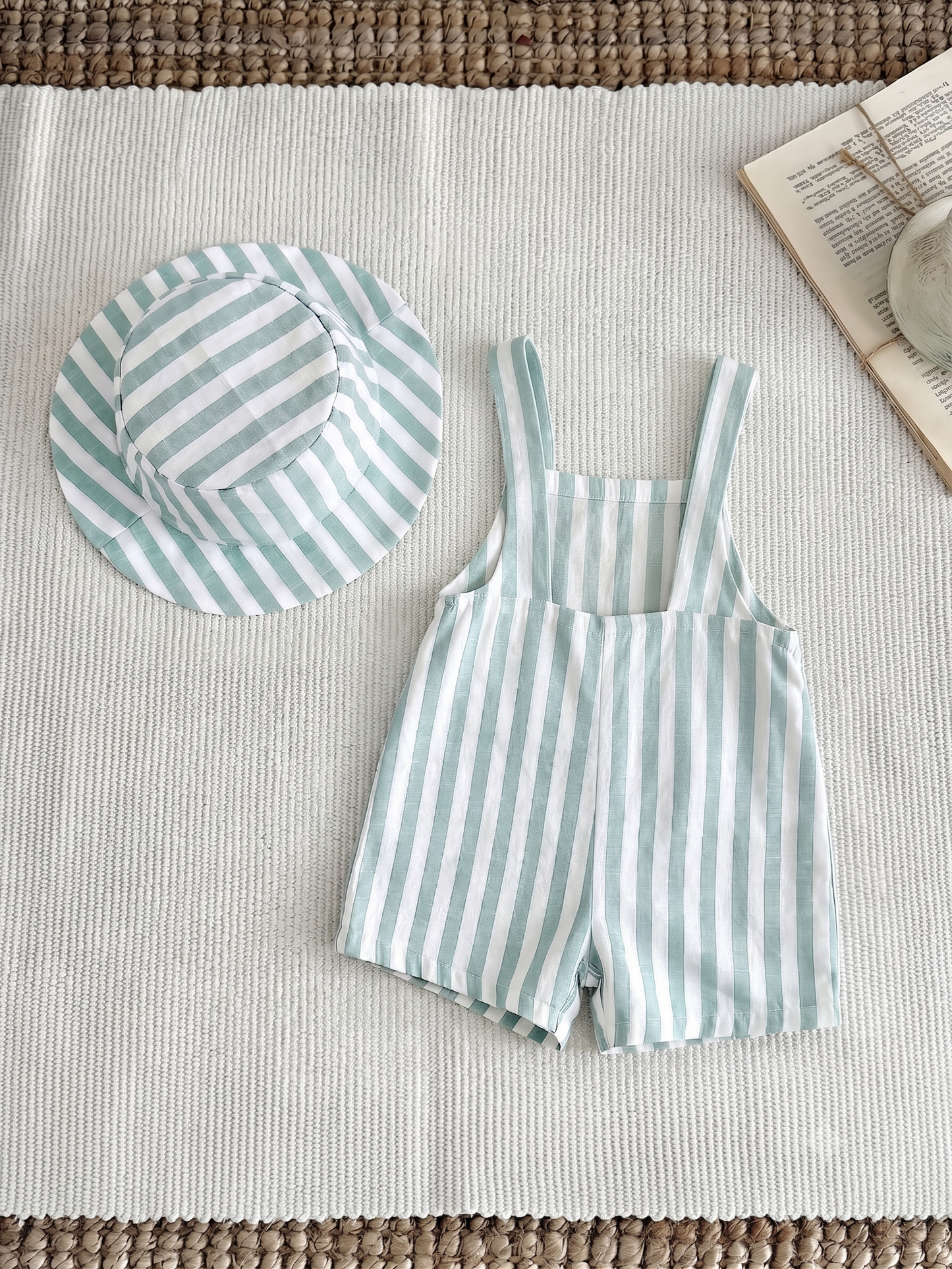 Prenda verde menta conjunto para bebe con overol corto y sombrero vista trasera