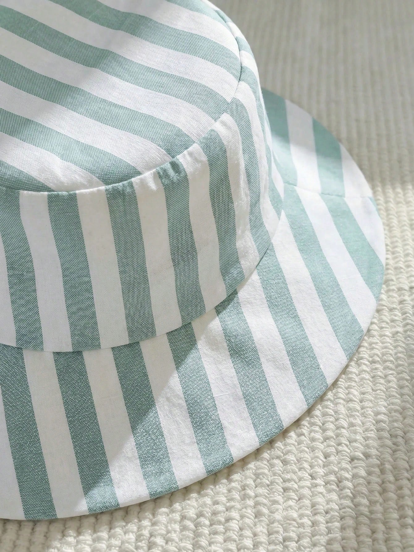 Prenda verde menta sombrero para bebe a rayas detalle del acabado