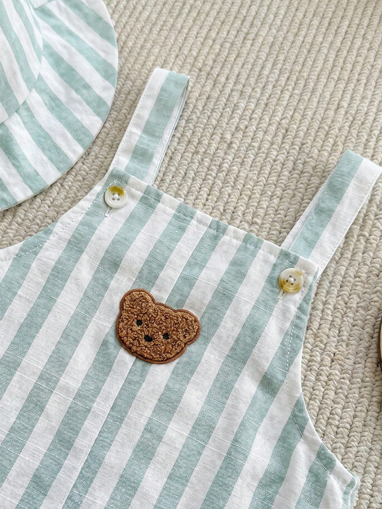Prenda verde menta overol para bebe con parche bordado de oso y botones