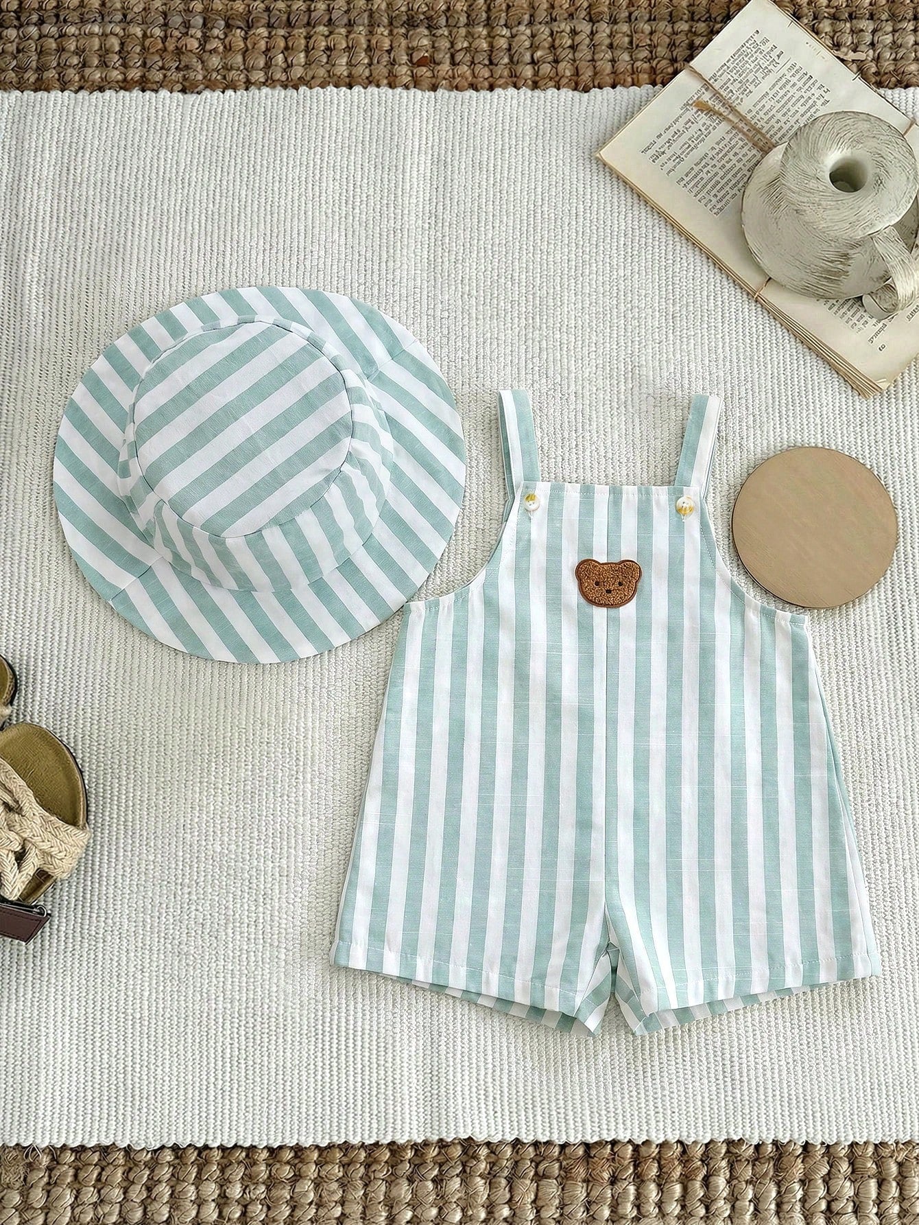 Prenda verde menta conjunto para bebe con overol a rayas y sombrero vista frontal