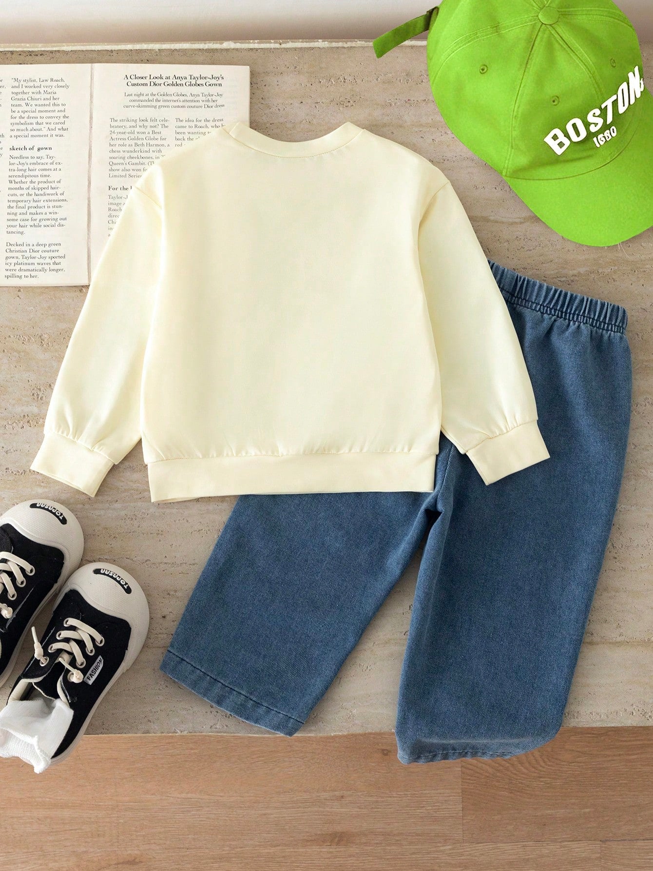 Prenda beige conjunto para bebe con dinosaurio 3D y pantalón azul vista trasera