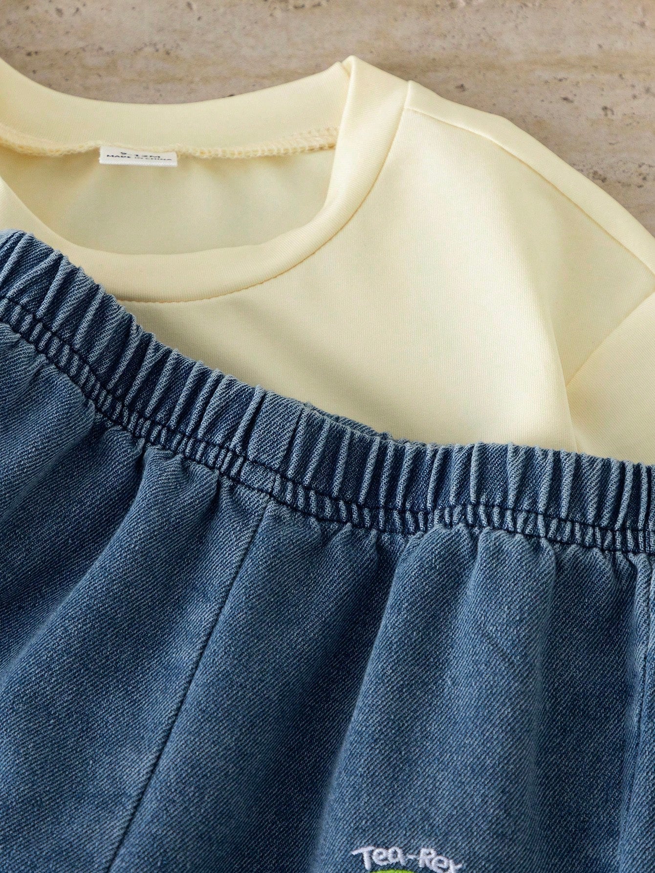 Prenda beige y azul conjunto para bebe con detalle de cintura elástica