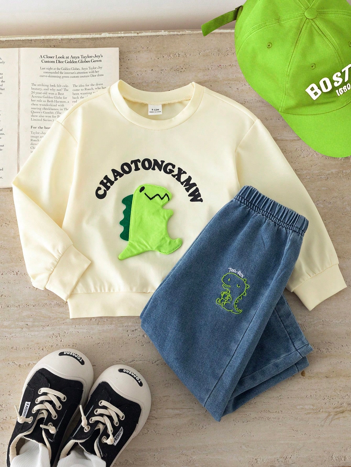 Prenda beige conjunto para bebe con dinosaurio 3D y pantalón azul vista frontal