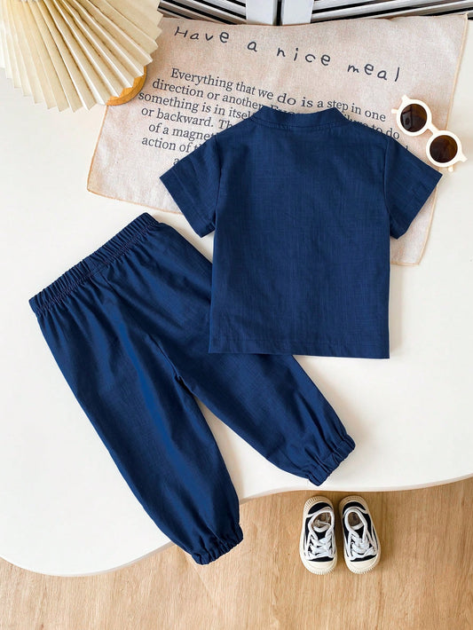 Conjunto azul marino para bebé con camisa de manga corta y pantalón largo, vista trasera.