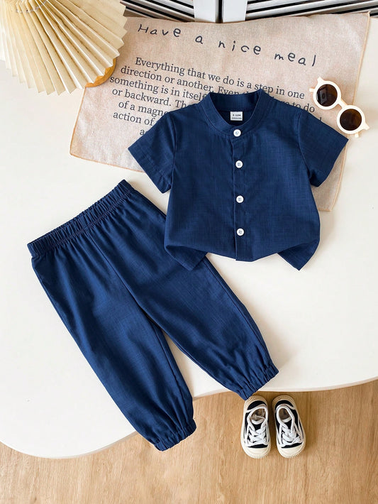 Conjunto azul marino para bebé con camisa de botones y pantalón largo, vista frontal.