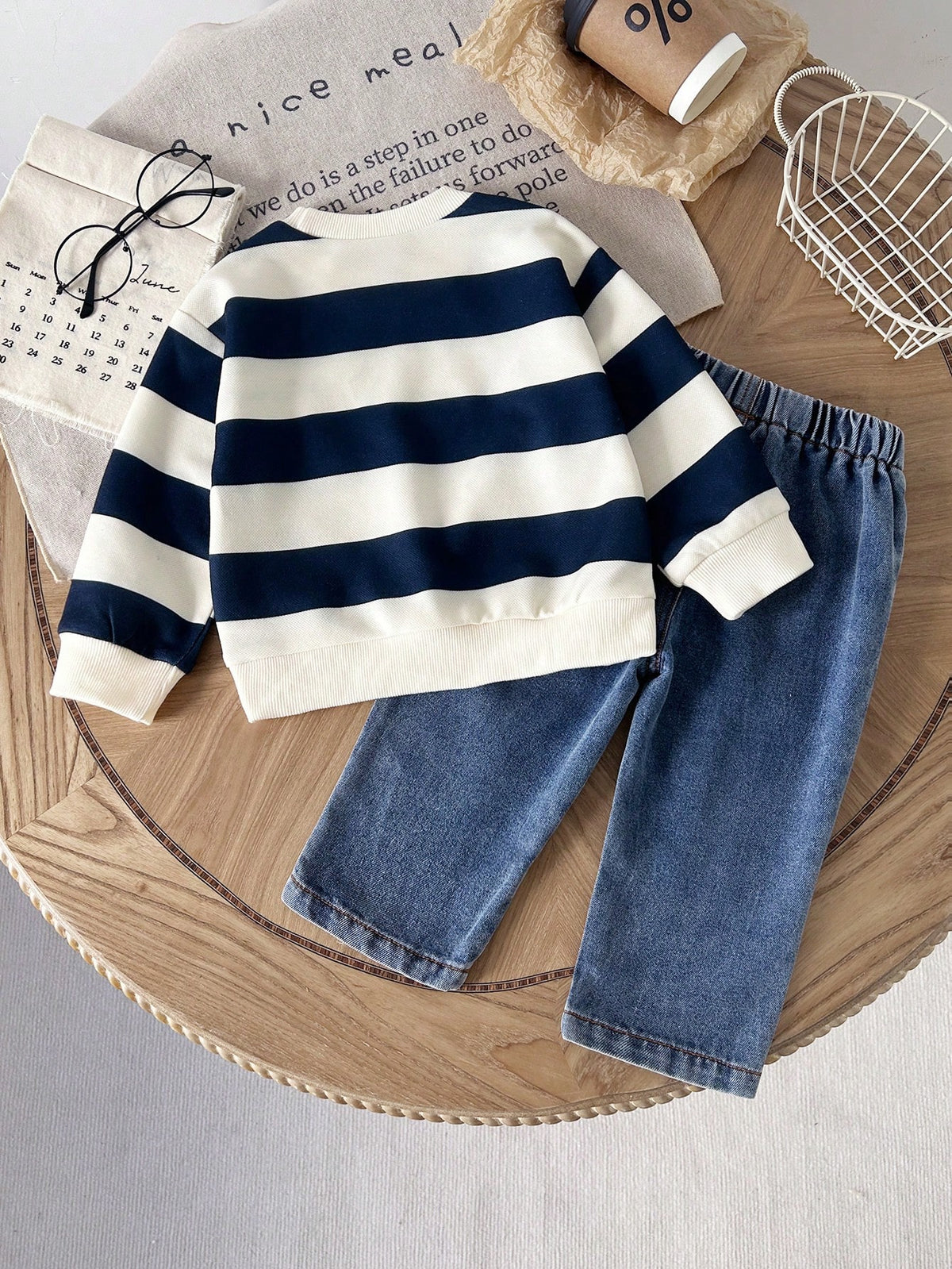 Prenda azul marino conjunto para bebe con sudadera a rayas y jean vista trasera
