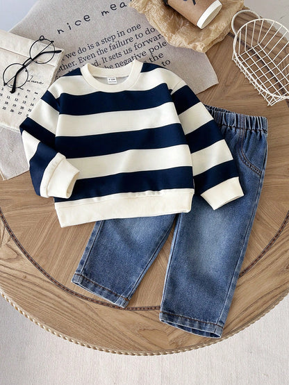 Prenda azul marino conjunto para bebe con sudadera a rayas y jean vista frontal
