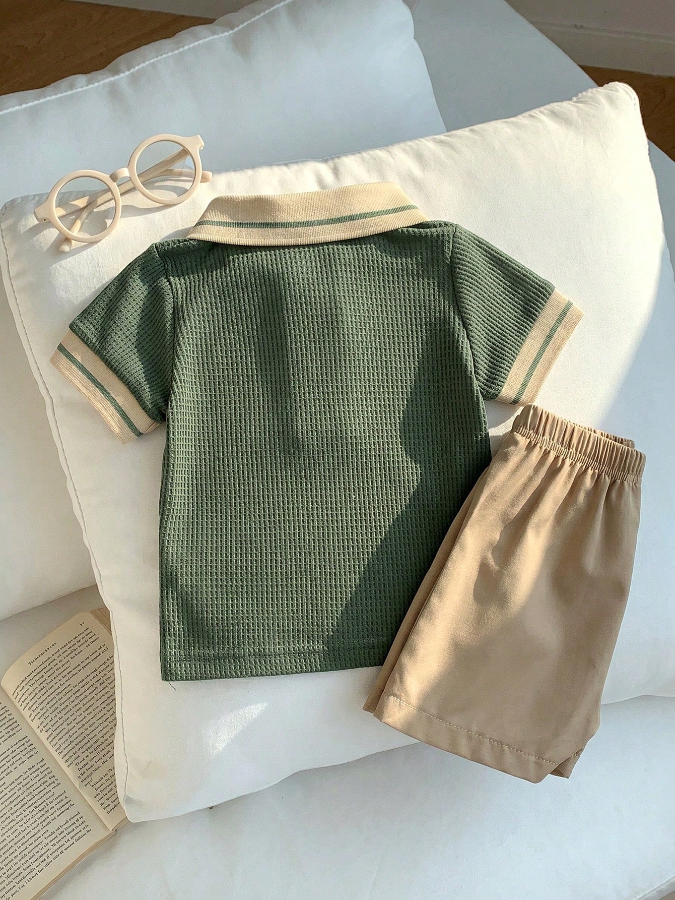 Prenda verde militar conjunto para bebe con polo texturizado y shorts beige vista trasera