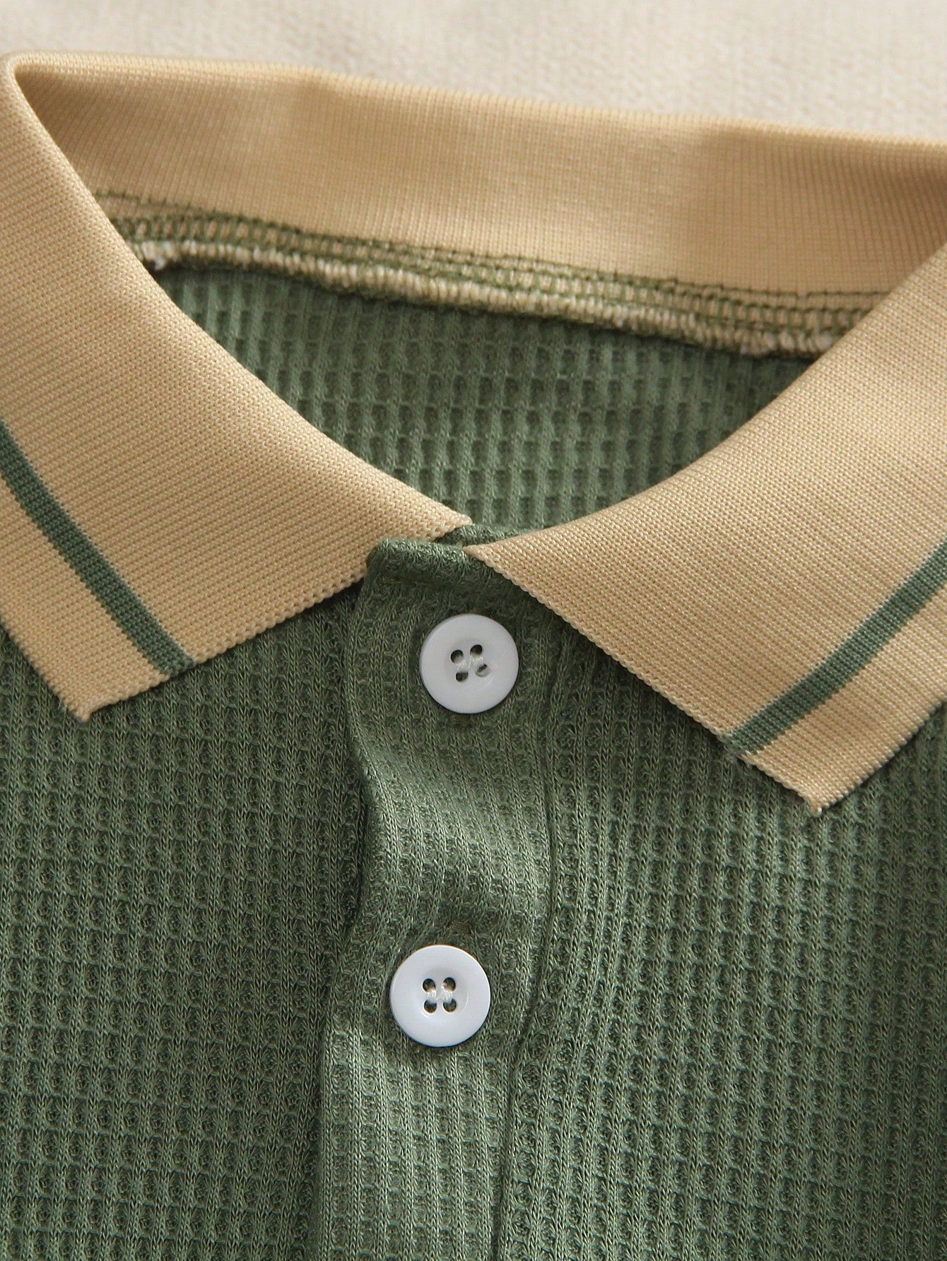 Prenda verde militar polo para bebe con detalle de cuello beige y botones