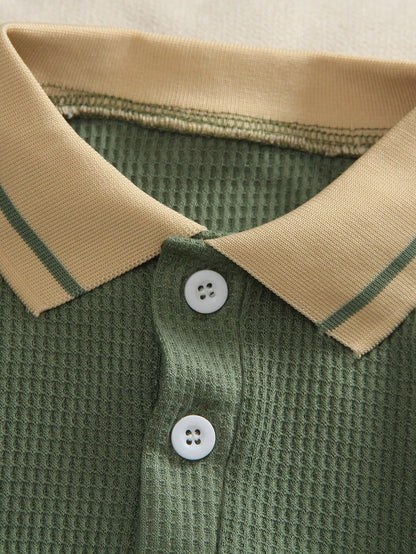 Prenda verde militar polo para bebe con detalle de cuello beige y botones
