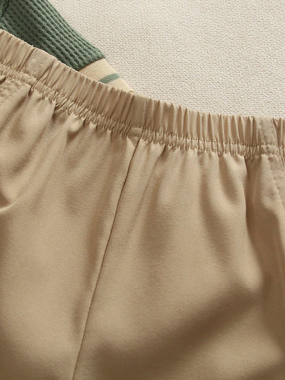 Prenda beige shorts para bebe con detalle de cintura elástica