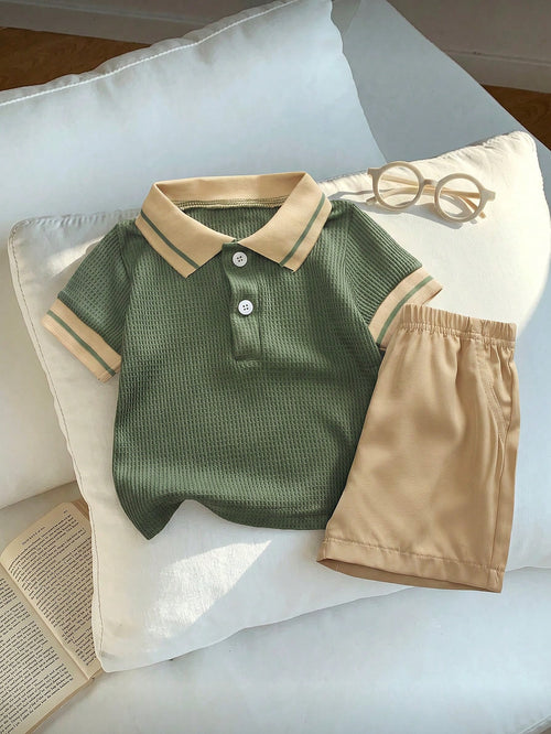 Prenda verde militar conjunto para bebe con polo texturizado y shorts beige vista frontal