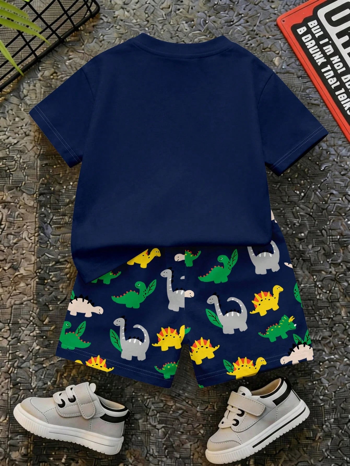 Prenda azul marino conjunto para bebe, vista posterior con short estampado de dinosaurios