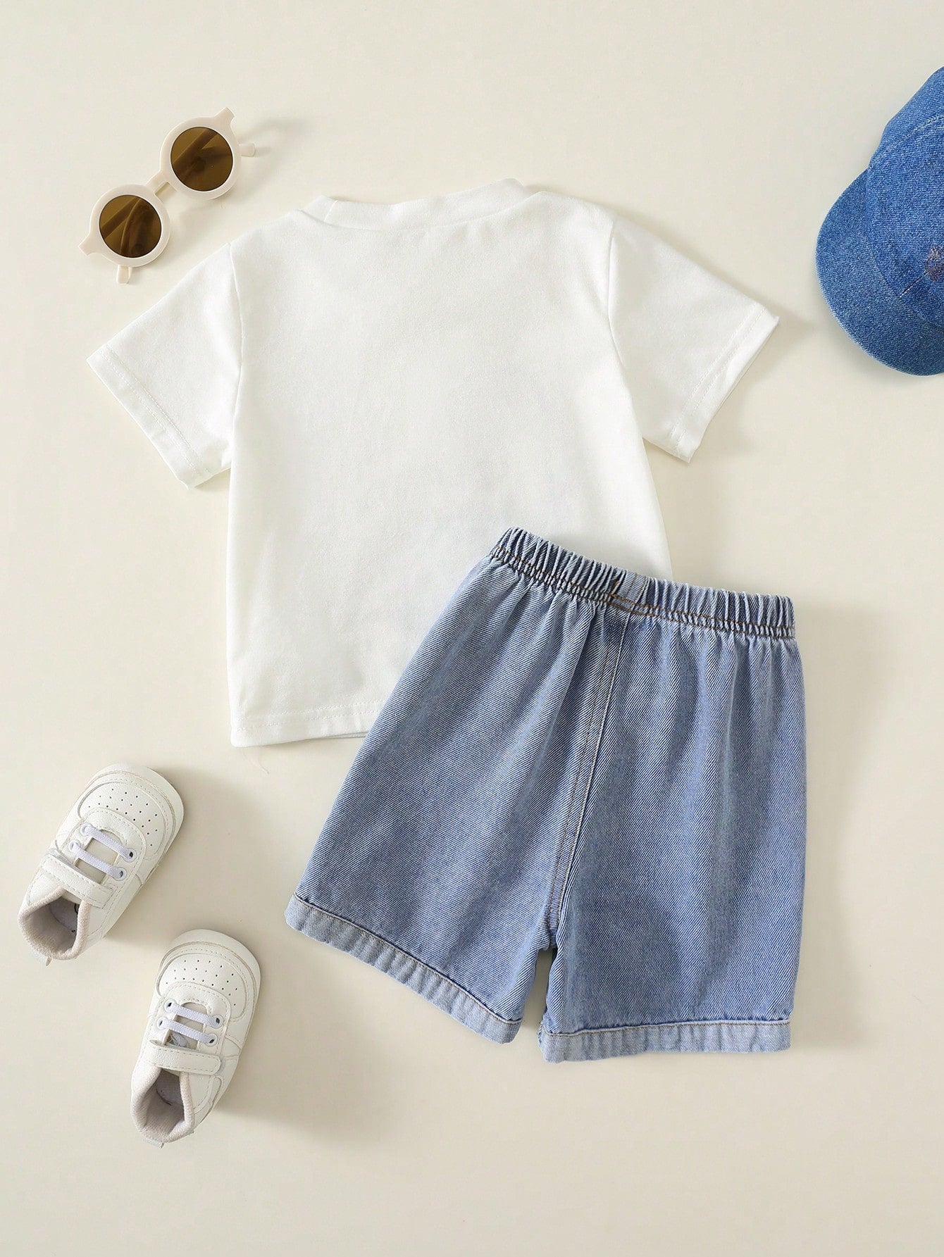 Prenda blanca conjunto para bebe con camiseta y shorts de mezclilla vista trasera