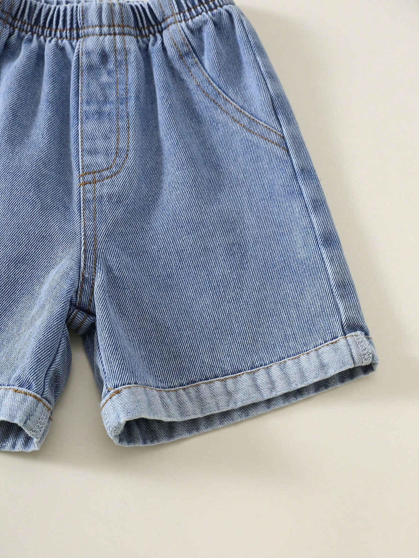 Prenda azul shorts de mezclilla para bebe con detalle de costuras y dobladillo