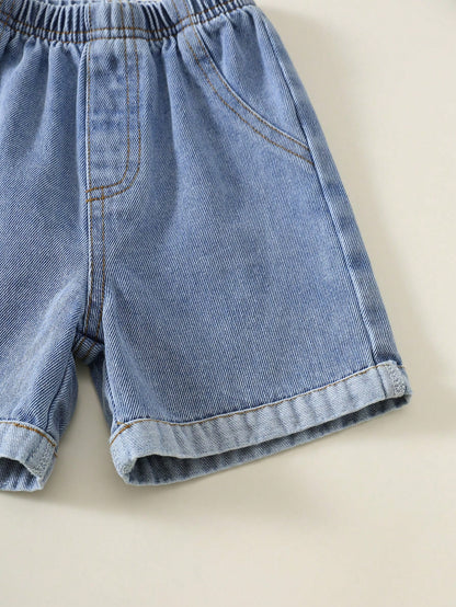 Prenda azul shorts de mezclilla para bebe con detalle de costuras y dobladillo