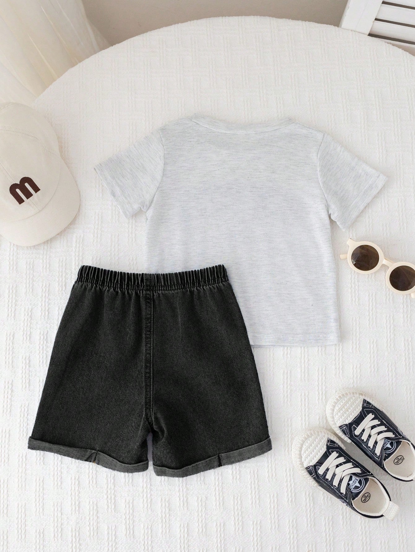 Prenda gris conjunto para bebe con camiseta y shorts negros vista trasera