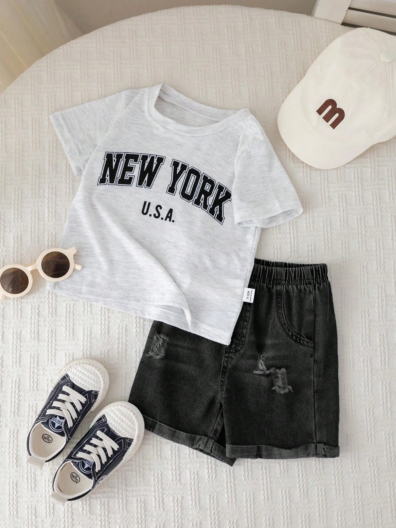 Prenda gris conjunto para bebe con estampado New York y shorts negros vista frontal