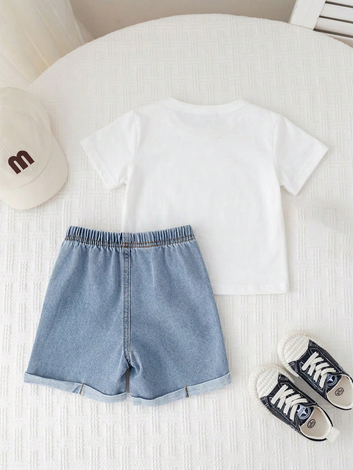 Prenda blanca conjunto para bebe con camiseta y shorts de mezclilla vista trasera