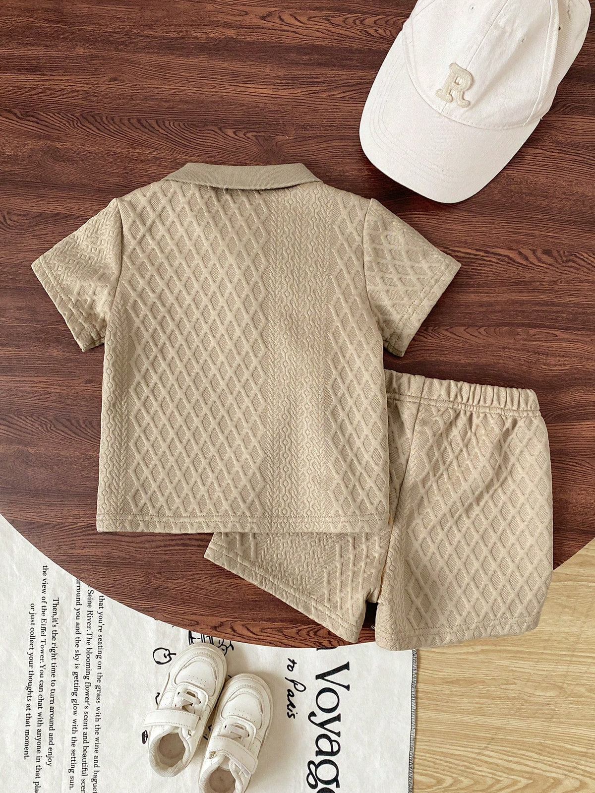Prenda caqui conjunto tipo polo para bebe con textura geométrica vista trasera