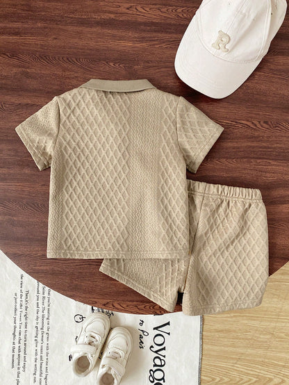 Prenda caqui conjunto tipo polo para bebe con textura geométrica vista trasera