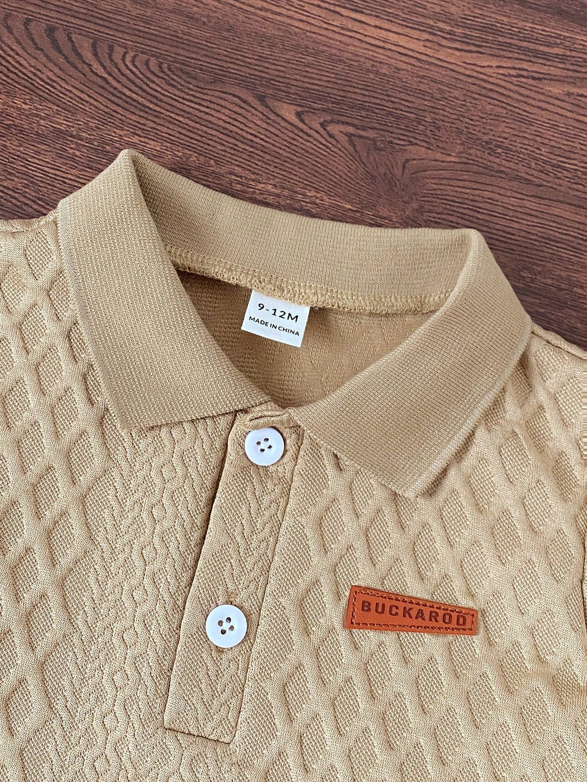 Prenda caqui camisa polo para bebe con detalle de botones y textura