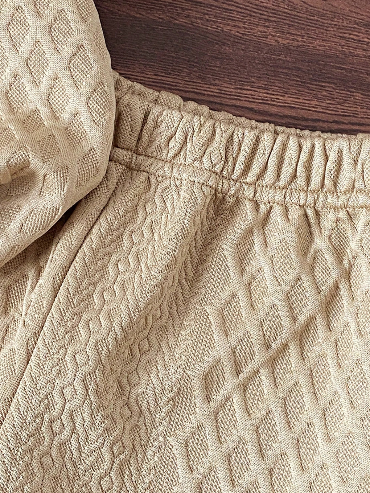 Prenda caqui short para bebe con detalle de cintura elástica
