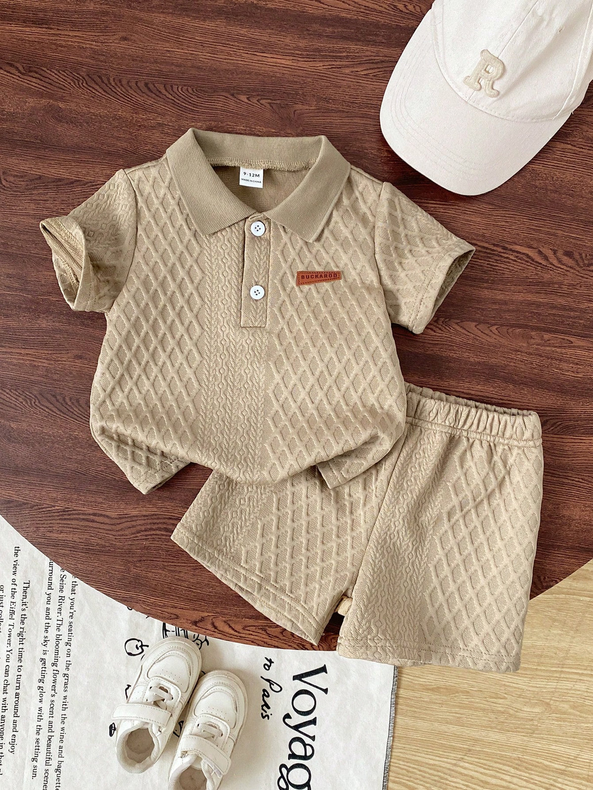 Prenda caqui conjunto tipo polo para bebe con textura geométrica vista frontal