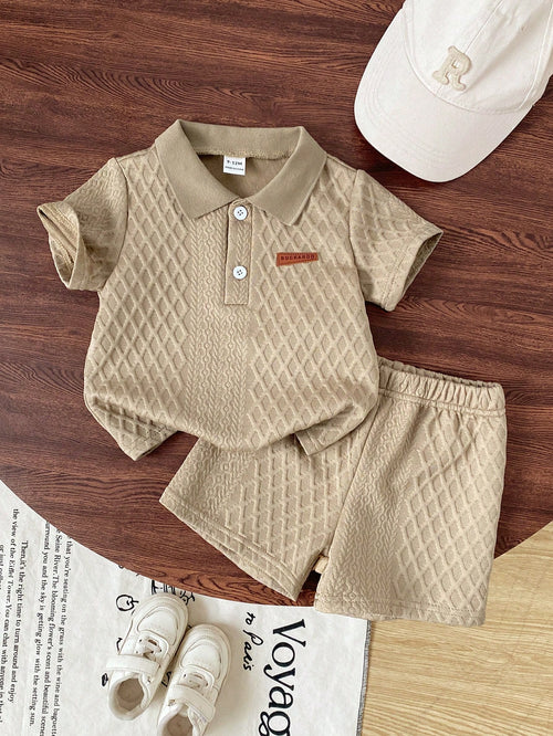 Prenda caqui conjunto tipo polo para bebe con textura geométrica vista frontal