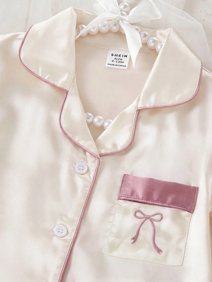 Prenda champán pijama para bebe con detalle de cuello, bolsillo y lazo bordado