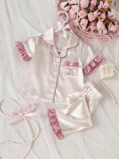 Prenda champán pijama para bebe con lazo bordado y volantes vista frontal